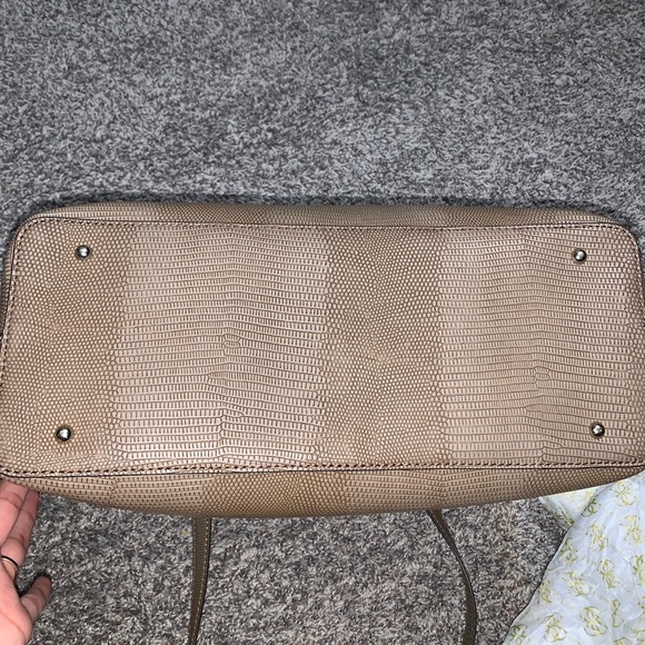 Guess Lyndi Satchel Purse - Picture 7 of 9